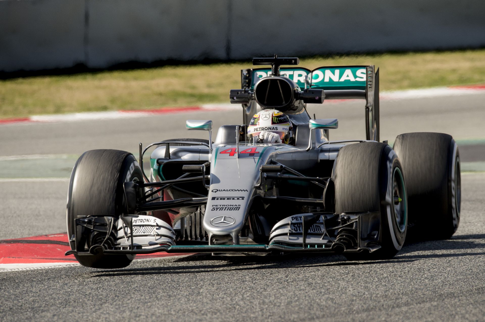 Az egyik legkomolyabb jelenet a téli F1-es tesztről: Vettel szabályosan ráesik Rosbergre