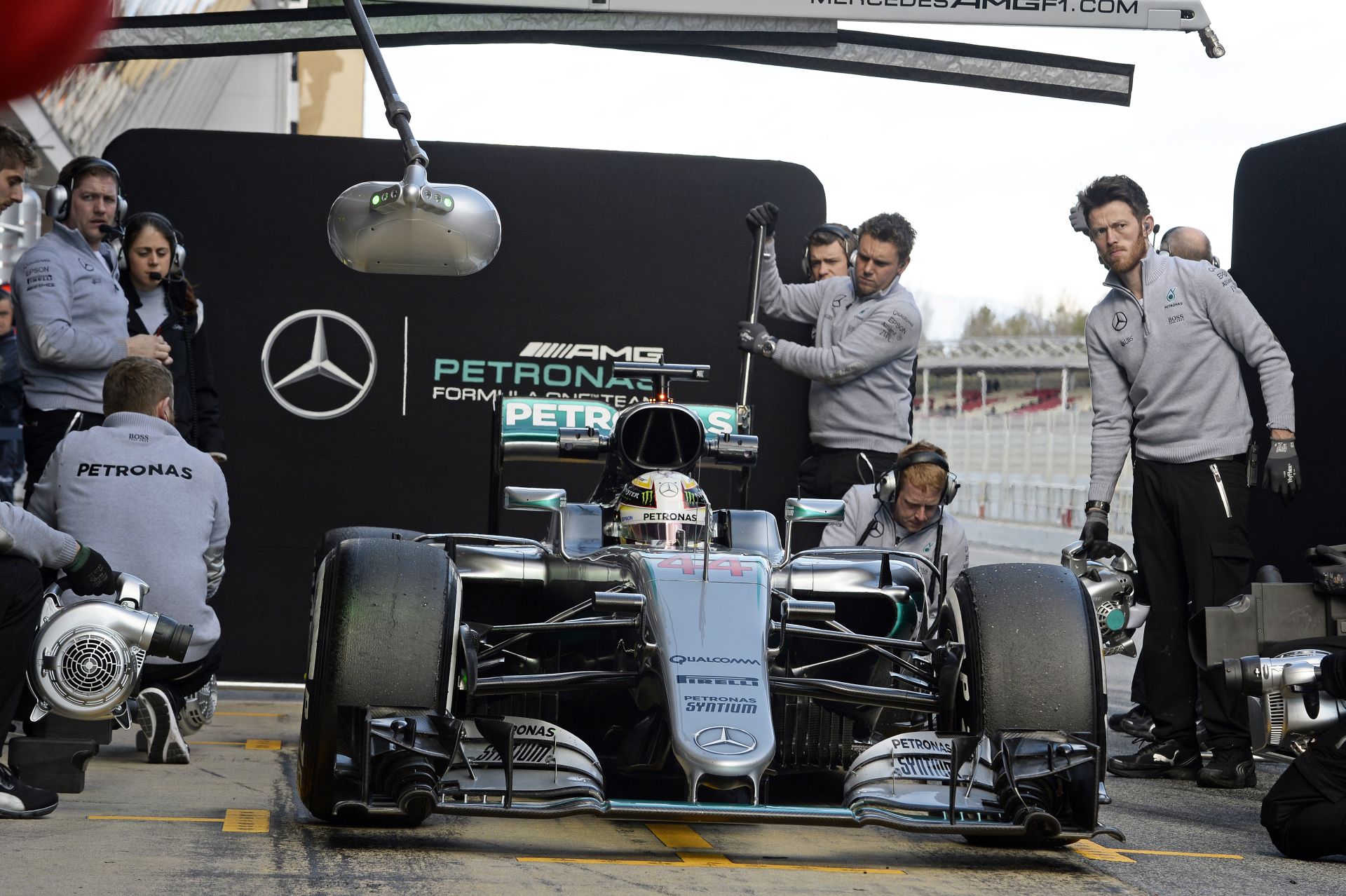 Hamilton figyelmeztet: „Az idei Mercedes még jobb és megbízhatóbb, mint a tavalyi”