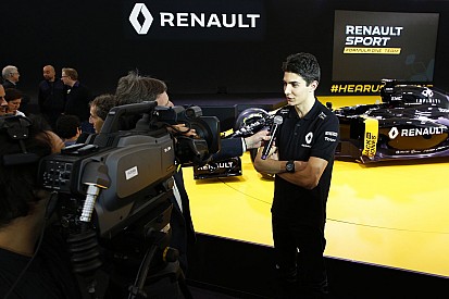 A Mercedes pilótája besokkolt, amikor először megérkezett a Renault-hoz!