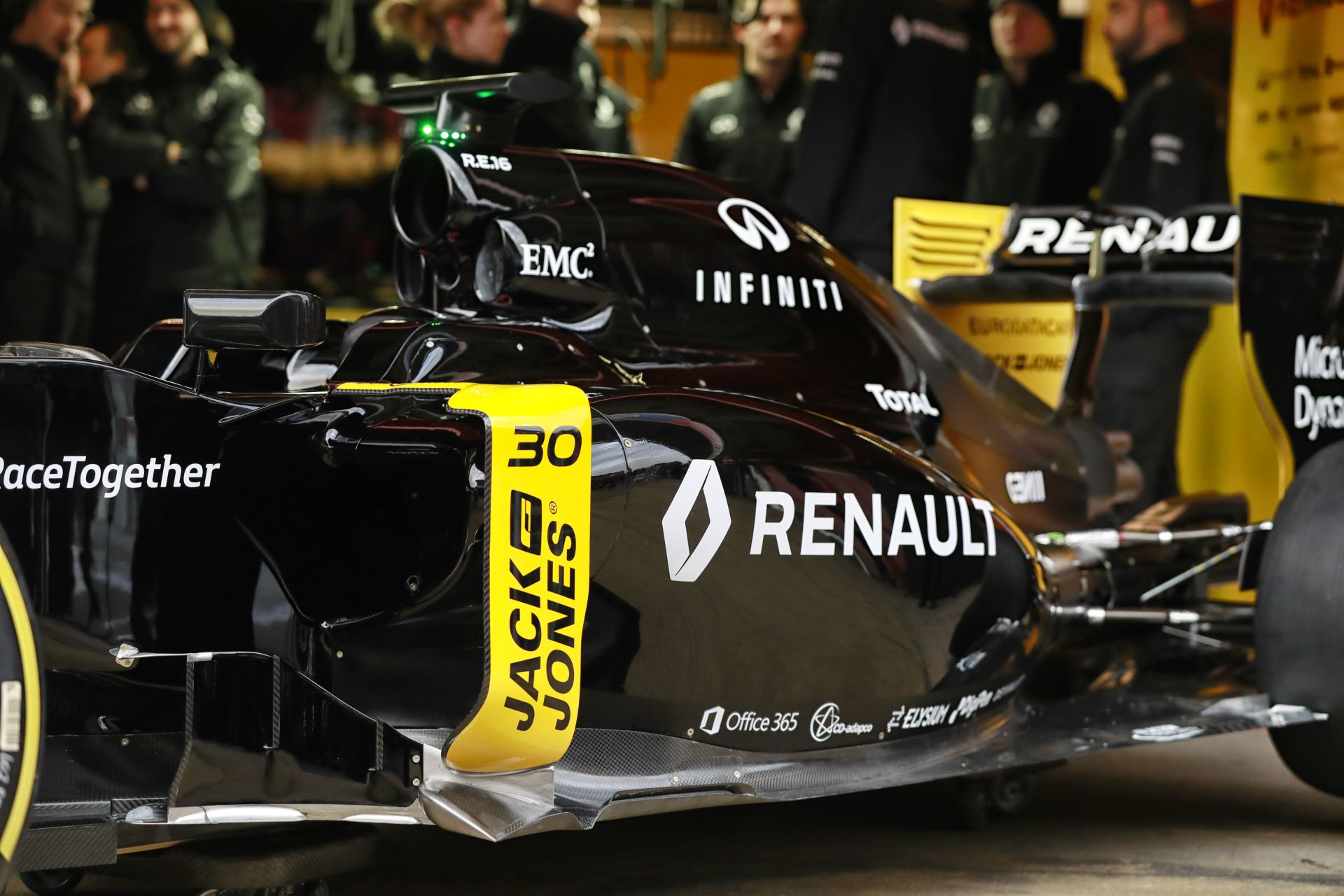 Képeken a Renault 2016-os gépe a ma reggeli bemutatón!
