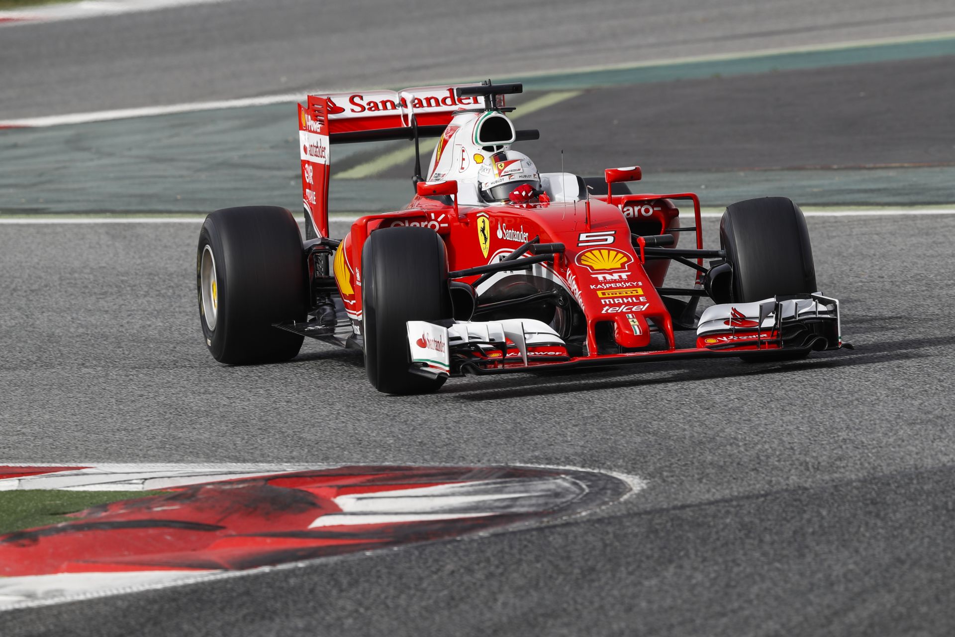 Vettel nyerte az első 2016-os F1-es tesztnapot a brutálisan aktív Mercedes előtt Barcelonában: utolsó a Renault