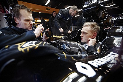 Szép munka: Magnussen ma 153 kört tett a Renault-ba!