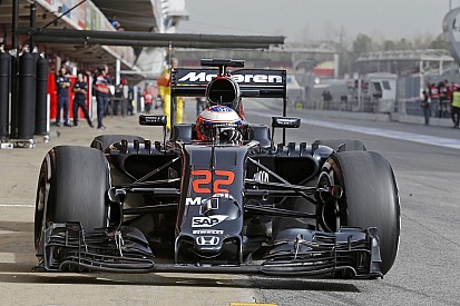 Újra a pályán a McLaren-Honda: Button már öltözik