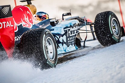 Képgaléria Max Verstappen első F1-es havas száguldásáról: szöges gumik a Red Bullon