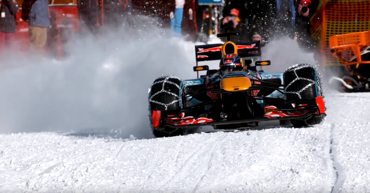 4 perces hivatalos videó, ahogy Verstappen rakja neki az F1-es Red Bullt a hóban és a jégen