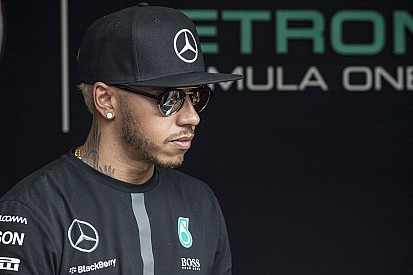 Újabb részletek Hamilton balesetéről: három parkoló autót zúzott le a világbajnok!