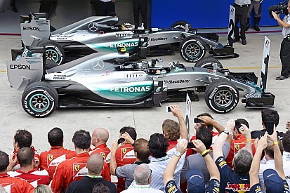 ÉLŐ F1-ES MŰSOR A BESTIÁBÓL: Sokkoló Brazil Nagydíj, gyenge Hamilton, F1-es meglepetésvendég! Micsoda?!?!?!?!?
