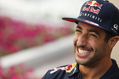 Ricciardo: „Ha vasárnap nyerek, levágom a bajszomat!”