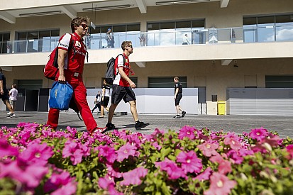 Fénycsíkot kapott Vettel sisakja Abu Dhabira: ragyogó alkotással zárja az első ferraris évet