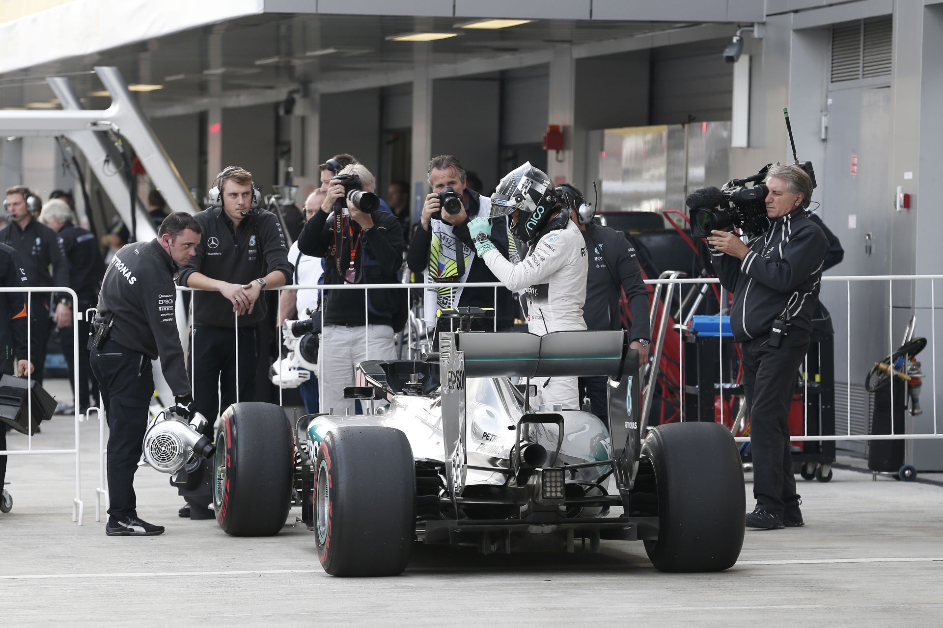 Dráma: Rosberg kiesett az Orosz Nagydíjon