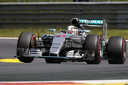 Többek között egy új motorborítással is készül a Mercedes Austinra