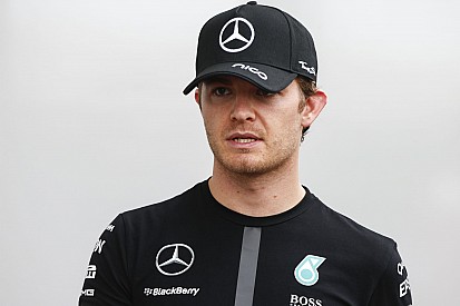 Rosberg nyerte az esős első szabadedzést Austinban Kvyat, és Ricciardo előtt