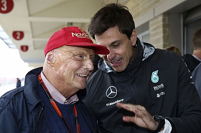 Wolff és Lauda is boldogságba tört ki, amikor Rosberg kicsúszott és Hamilton átvette a vezetést?