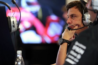 Csak óvatosan az összeesküvésekkel, a Mercedes sportvezetője is gondolt már ilyesmire