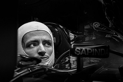 Sainz amatőr hibát vétett és még Verstappen is megelőzte a mezőny végéről