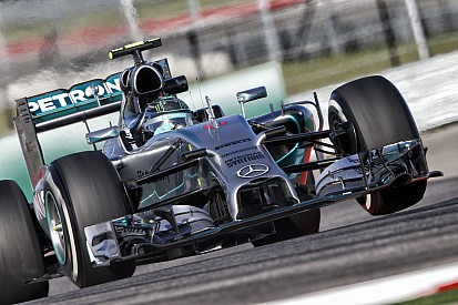 Kiderült, hogy Rosberg miért bukta el a győzelmet Amerikában: Videón Hamilton gyönyörű előzése