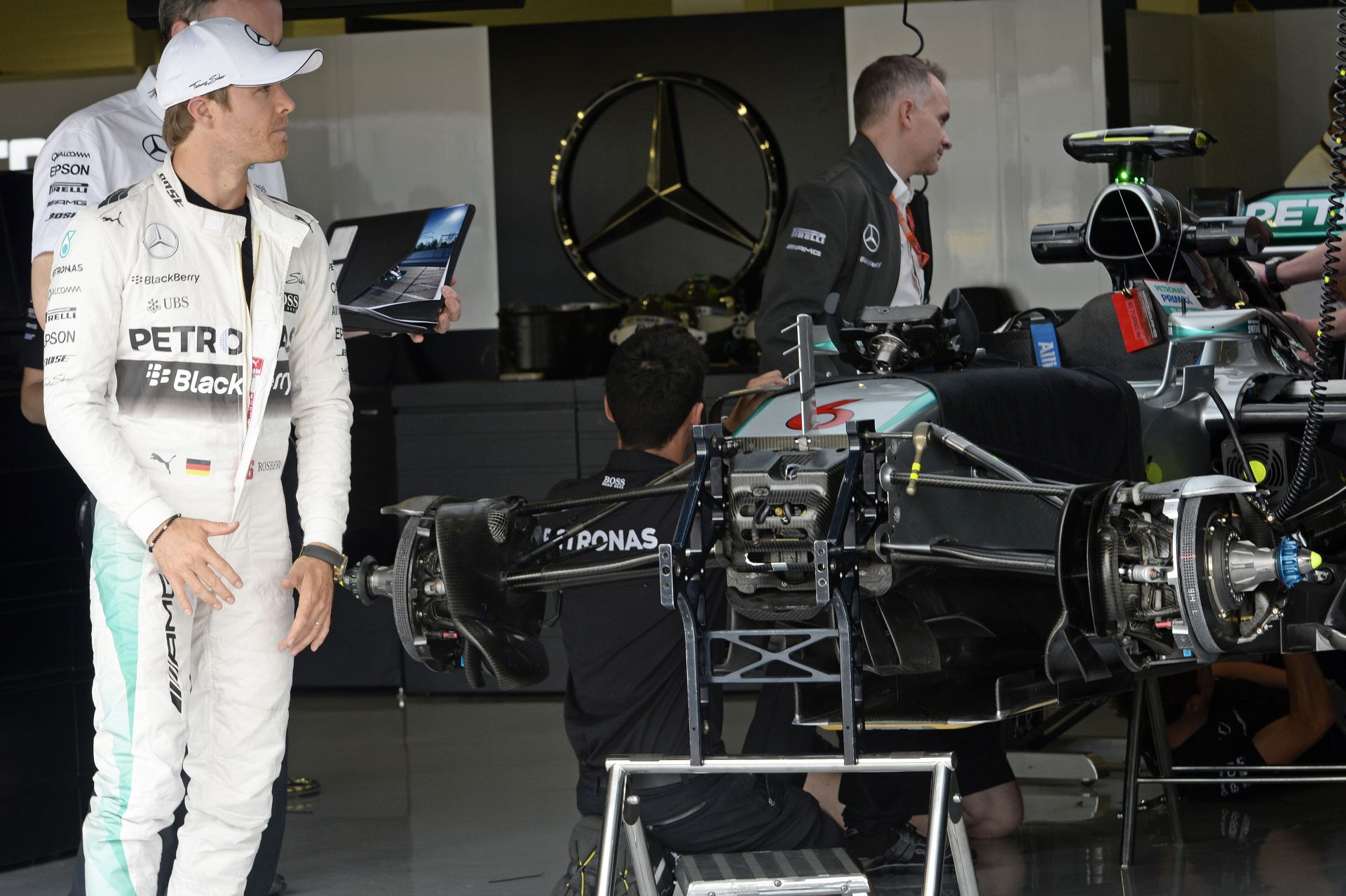 Büntetést kaphat Rosberg és a Mercedes: Indokolatlanul takargatták az autót?