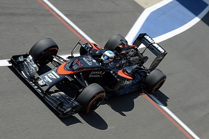 A McLaren-Honda lassabb a vártnál Silverstone-ban: Alonso nehéz menetre számít