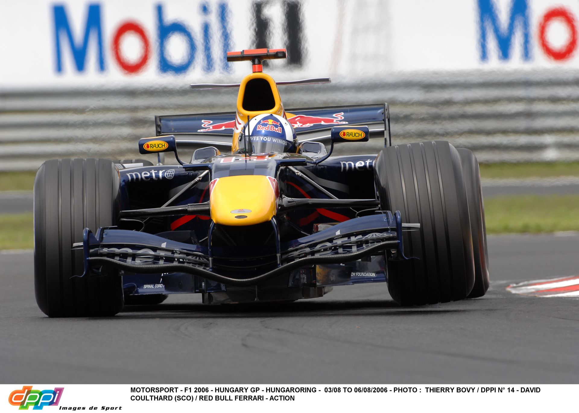 Magyar Nagydíj 2005: A rajt pillanatai! Borul a Red Bull!