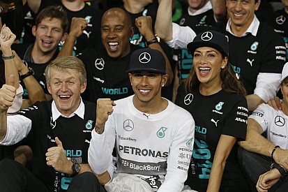 100 millió euróról tárgyal Hamilton a Mercedesszel: Alonso nyomában!