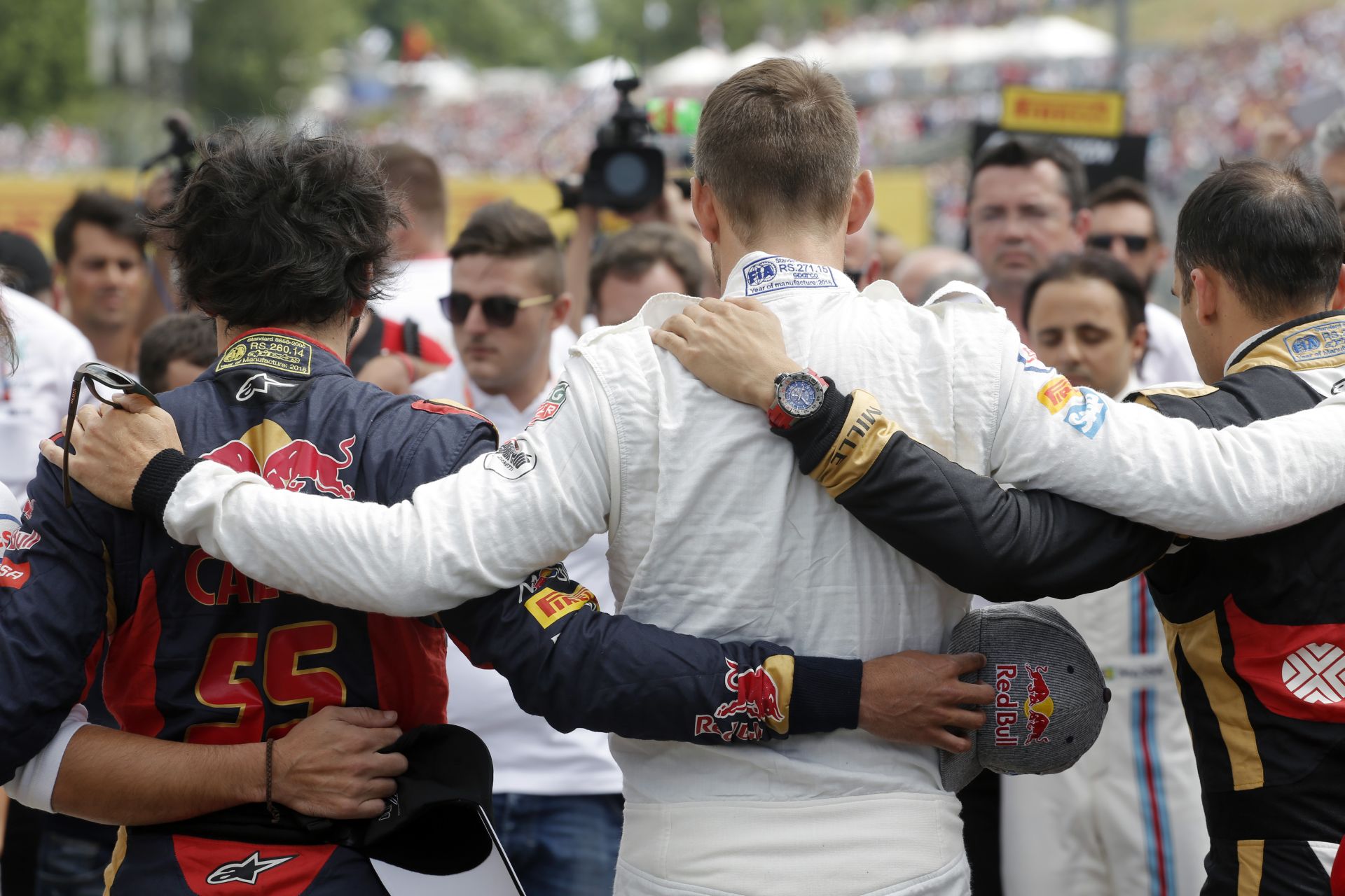 Könnyfakasztó: Videó, ahogy az F1-es versenyzők összeállnak a Hungaroring rajtrácsán Bianchi tiszteletére