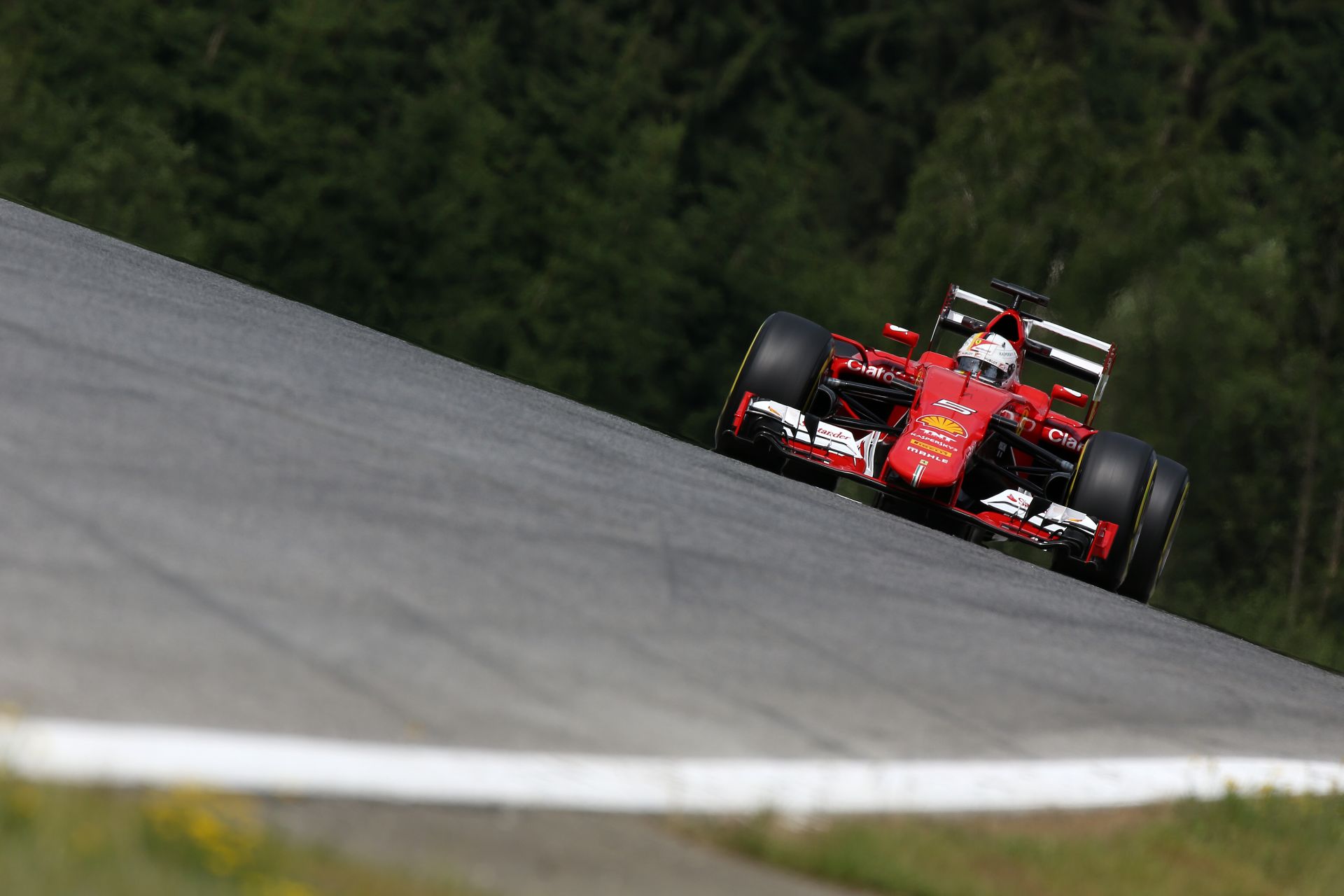 Vettel nyerte a második edzést a Ferrarival a Red Bull Ringen Rosberg és Raikkönen előtt! Mindkét McLaren KO…