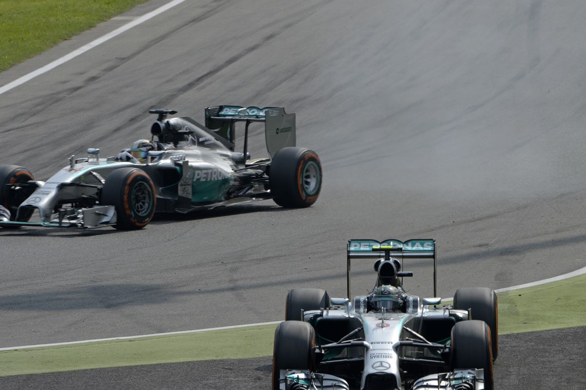 Rosberg kétszer is elrontja ugyanazt a sikánt?!
