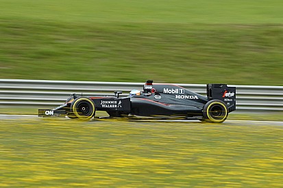 Egy kör Alonsóval a Red Bull Ringen a krákogó McLaren-Hondával