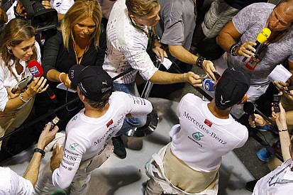 33.5 centi Hamilton és Rosberg között: a brit nagy mókára számít Szingapúrban