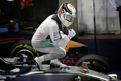 Hamilton a kivetítőről tudta meg, hogy Rosberg a rajtrácson maradt - még mindig ő a vadász