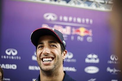 Ricciardo nevetve és mosolyogva szedheti darabokra Vettelt