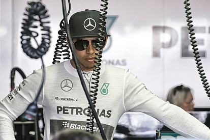 Nyílt lapos póker a Mercedesnél: ez az év keményebb Hamiltonnak, mint 2008
