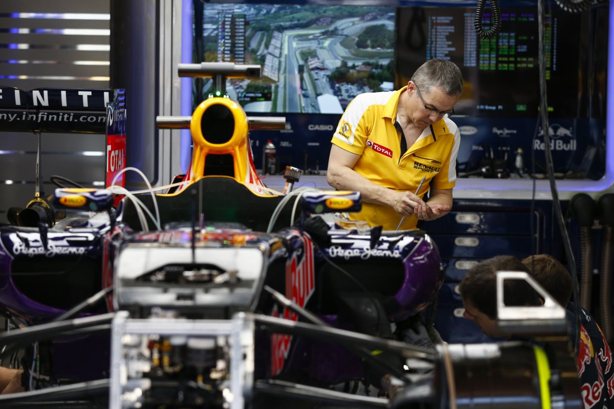 A Red Bull 2 másodpercre van az éltől, a Renault még mindig kivár a teljesítménnyel