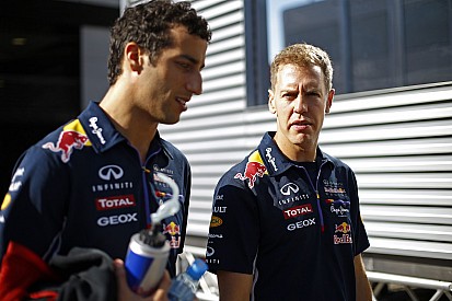 Vettel szerint ő is megnyerhette volna azokat a futamokat, melyeken Ricciardo győzni tudott