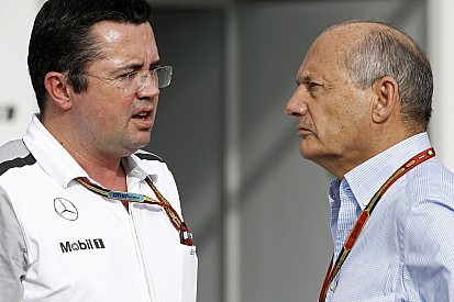 A McLaren tagadja, hogy Ron Dennis jól s*ggbe rúgta volna Eric Boulliert!