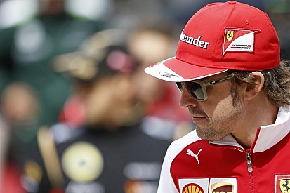 Alonso: vicces volt, ahogy oda-vissza panaszkodtunk Vettel-lel