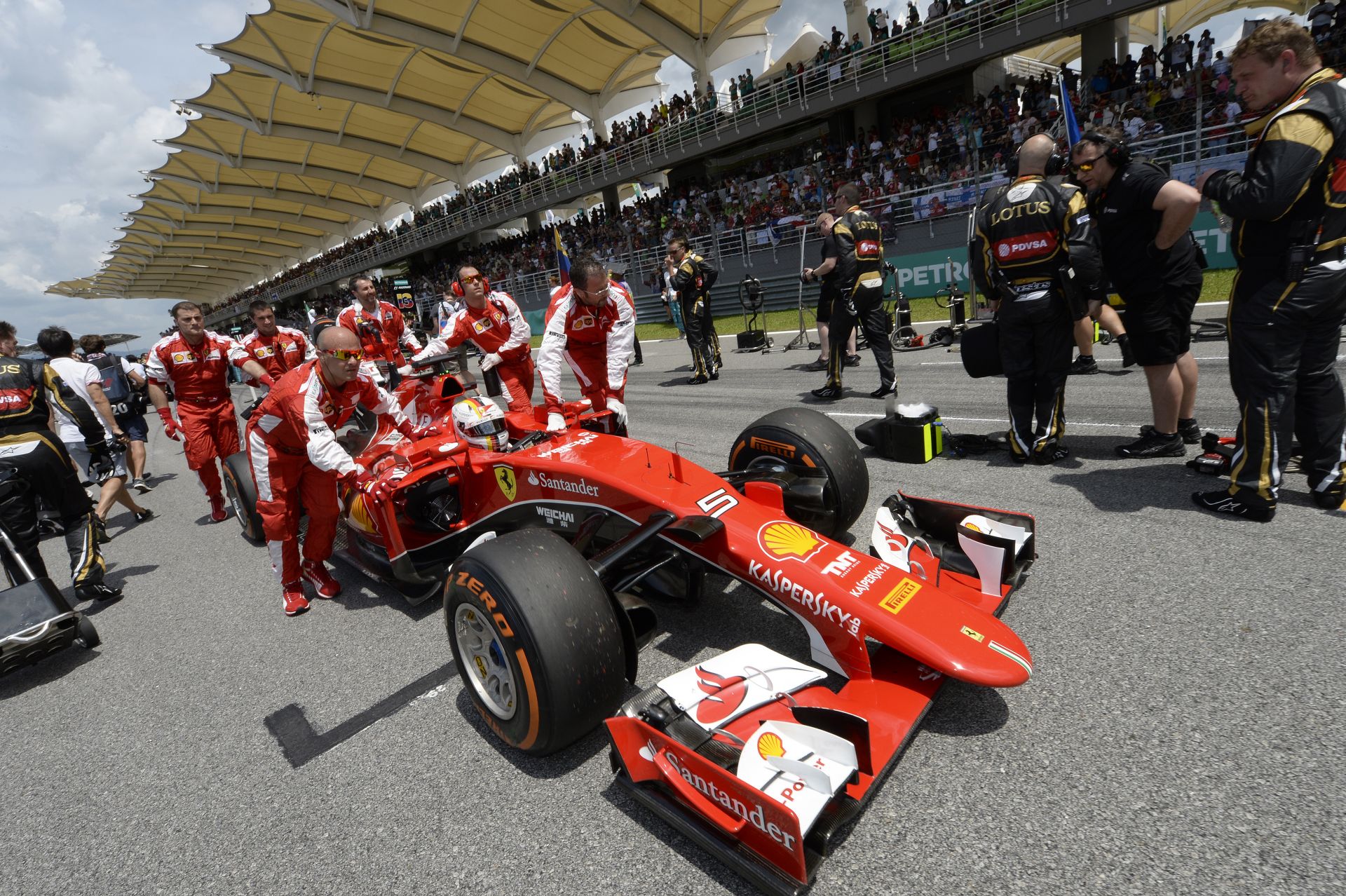 Ha a Ferrari Kínában is nyer, vagy a Mercedes nagyon közel lesz, bevetik az első nagy csomagot a németek