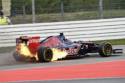 Videón Kvyat lángoló Toro Rosso versenygépe Hockenheimből