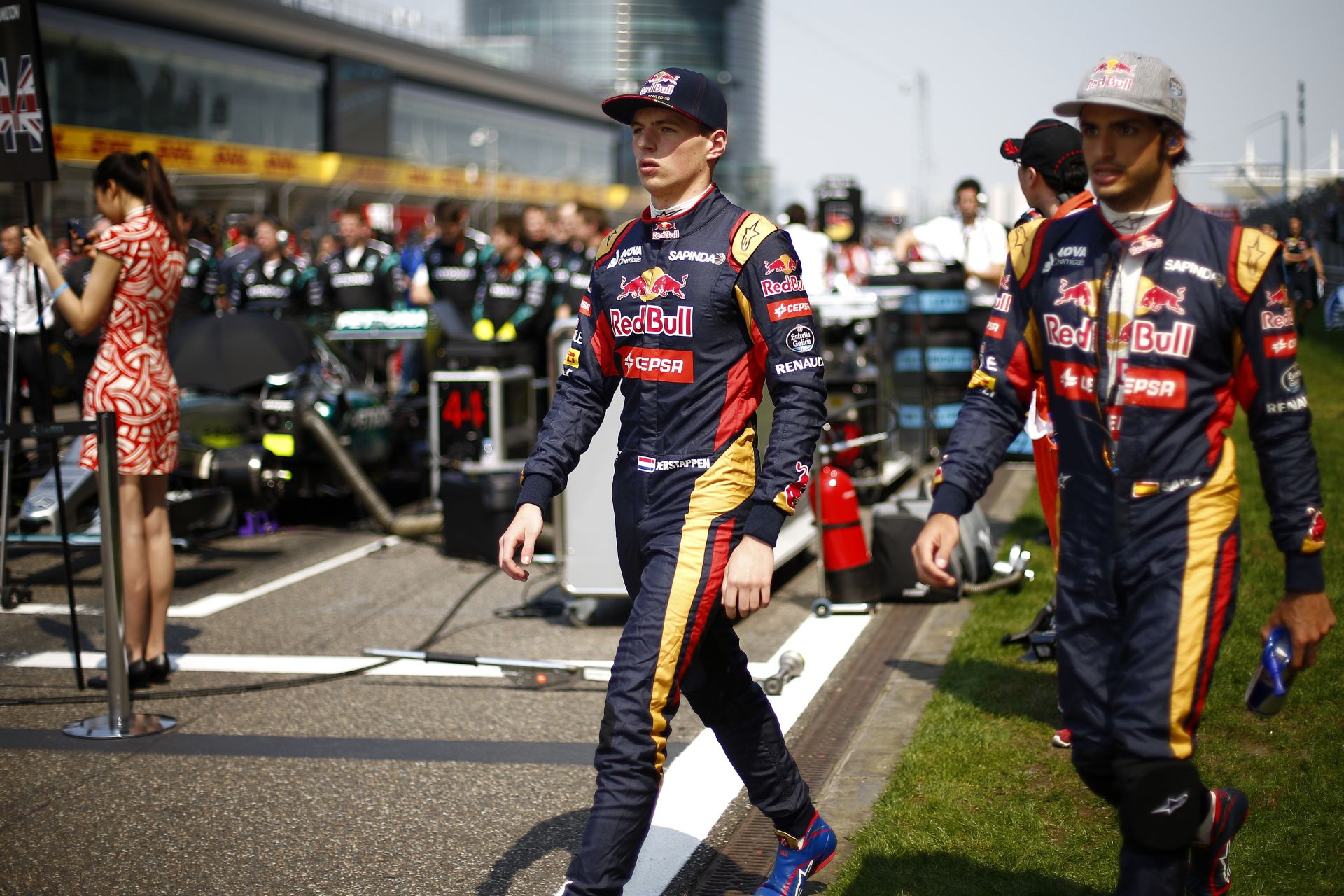 Így előz a 17 éves F1-es csillag: Verstappen kemény, mint a kád széle