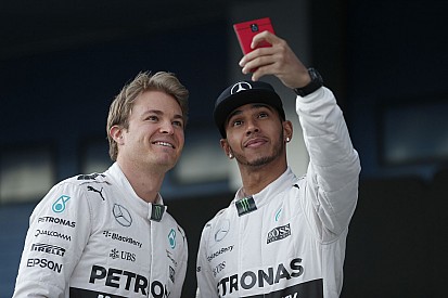 Hamilton örök másodikat csinál a folyamatosan síró Rosbergből? Nem érhet Lewis nyomába