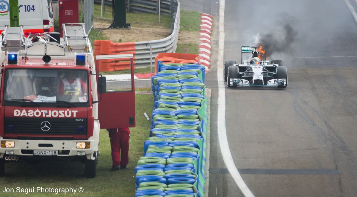 Röviden: kigyulladt Hamilton autója, a brit ismét kiesett a Q1-ben!