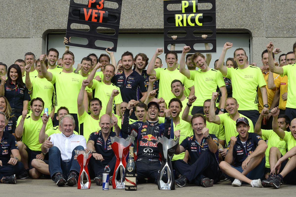 A Red Bull versenyzői örülnek, hogy Newey marad: a Mercedesre kell figyelni, nem a jövőre