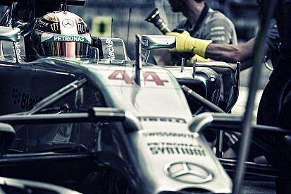 Hamilton nem ismerné fel a Red Bull tulajdonosát, de Laudával már remek a kapcsolat