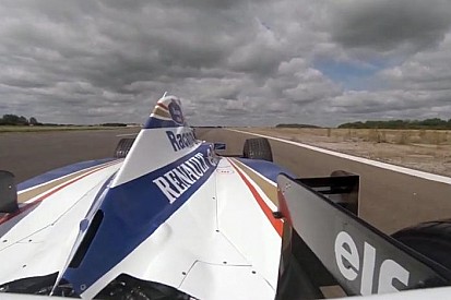 Újra mozgásban a legendás és világbajnok Williams FW18: Fedélzeti kamerás felvétel