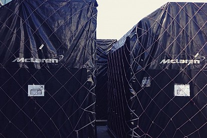 Megérkeztek az első F1-es szállítmányok Ausztráliába: Melbourne, Albert Park