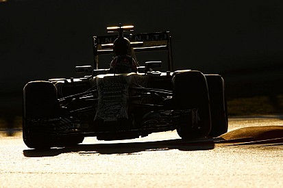A Red Bull hosszú etapon veri a Ferrarit, pedig a motor miatt 1 másodpercet buknak