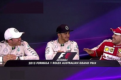 Videón az Ausztrál Nagydíj legnagyobb jelenete: Érdemes figyelni Hamilton arcát, amikor Rosberg és Vettel "oltogatja" egymást