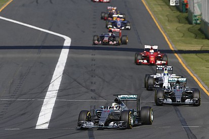 Ecclestone: igaza van a Red Bullnak, az FIA-nek tennie kell valamit