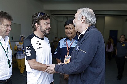 Alonso mindenre emlékszik: beragadt a kormány, egy tornádó is kevés lett volna a McLaren ellen