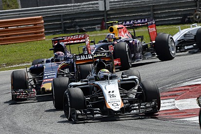 Így ütközött össze Grosjean és Pérez Malajziában